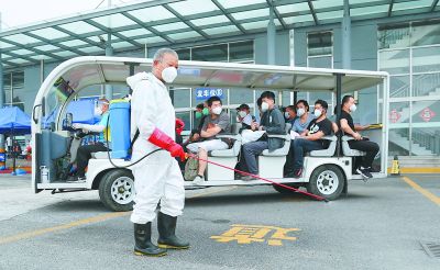 北京新發地市場第二批工作人員解除隔離，由專車接送。 圖：翻攝自人民日報