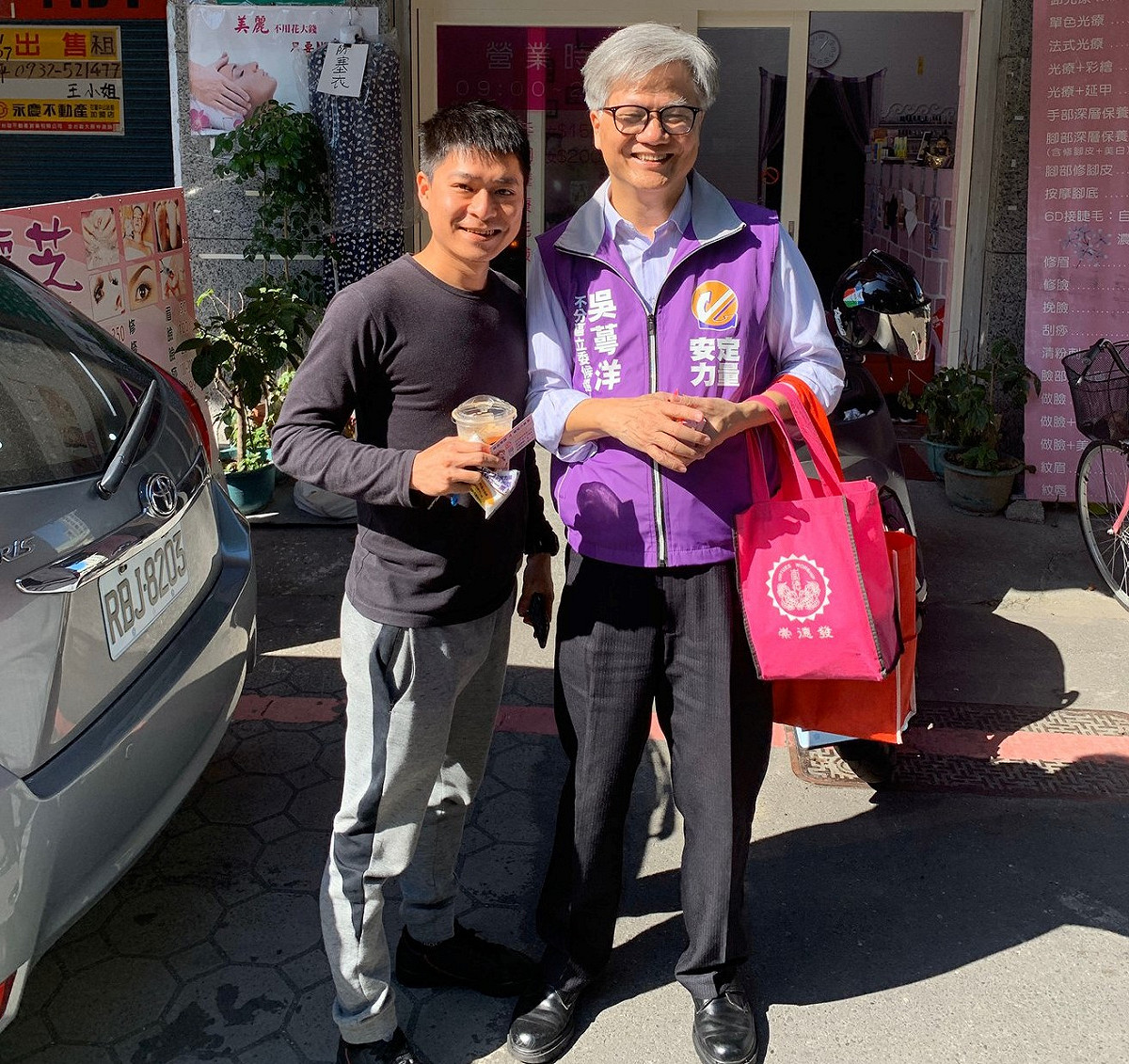曾參與台北市長選舉的吳萼洋（右）今日受訪時曝光白色聯盟的解散原因，並解釋創黨人不是他，而是另有其人，自己當時只是受邀擔任執行長。 圖：翻攝自吳萼洋臉書