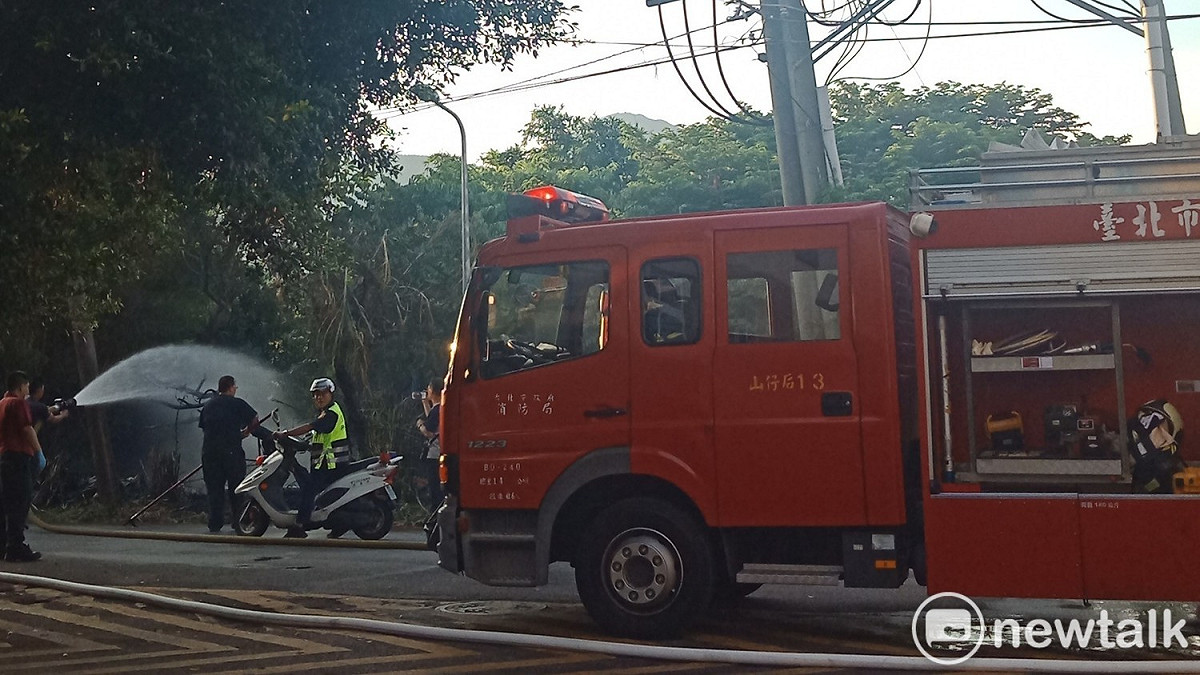 消防局出動三輛消防車。 圖：楊奕珮