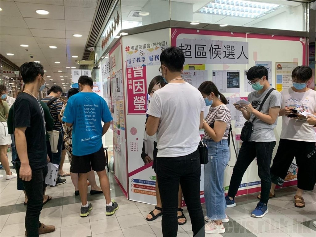 香港民主派立法會議員初選投票12日進入第2天。到下午5時止，累計有44.7萬多人參與電子投票；而現場投票者也在下午1時前超過1萬人。 圖：取自香港電台網頁news.rthk.hk