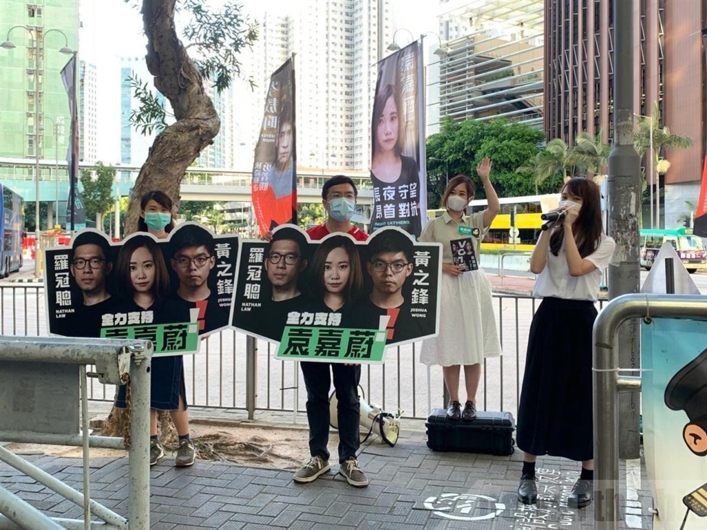 香港前立法會議員區諾軒（圖中紅衣者）等人12日呼籲民眾參與初選投票。 圖：取自香港電台網頁news.rthk.hk