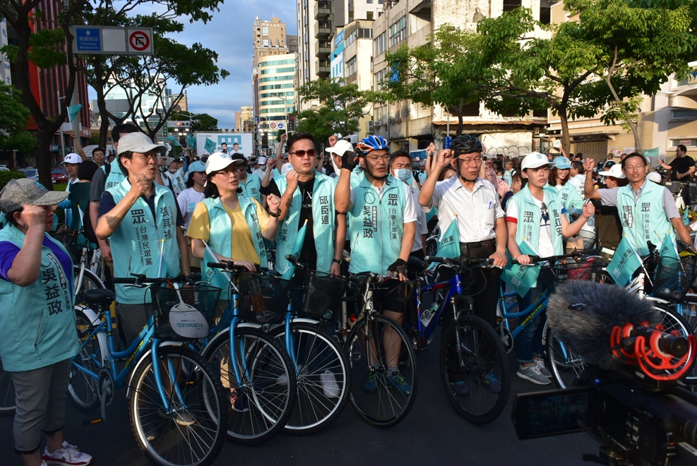 吳益政從市議會騎單車參加競選總部成立大會。 圖：孫家銘/攝