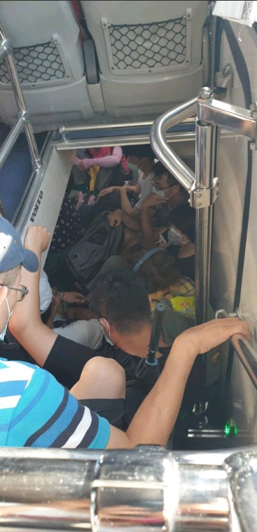 「台灣好行」從台東轉運站至鹿野高台接駁車被爆超載，下層放置行李夾層擠滿乘客。 圖：翻攝自爆料公社
