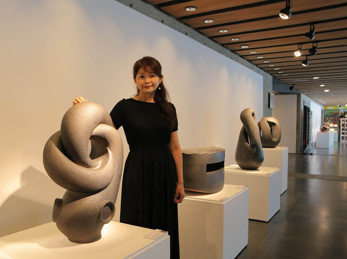 賴羿廷運用傳統製作水缸的手擠坯古技法，結合西方美學及東方宗教思維，創作造型多變且賦律動感的現代作品。  圖：鶯歌陶瓷博物館提供