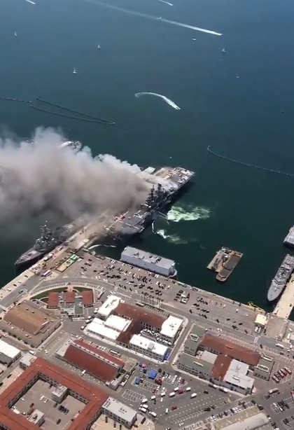 靠泊在美國加州聖地牙哥海軍基地的美軍兩棲攻擊艦「好人理查號」12日驚傳爆炸起火。 圖： 翻攝SDFD推特