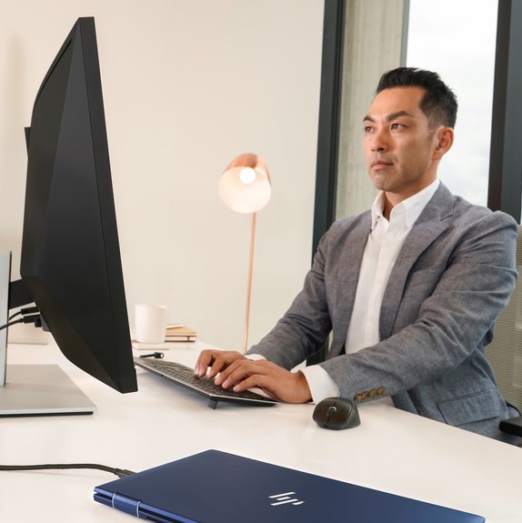 第二季PC較去年同期成長，惠普以24.8％市佔率成為全球PC第一名。圖為使用惠普電腦。 圖：取自HP Taiwan臉書粉絲團