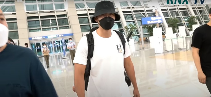 玄彬今凌晨現身仁川機場，準備赴約旦拍攝新片。 圖：擷取自 RNX TV Korea Ent YouTube