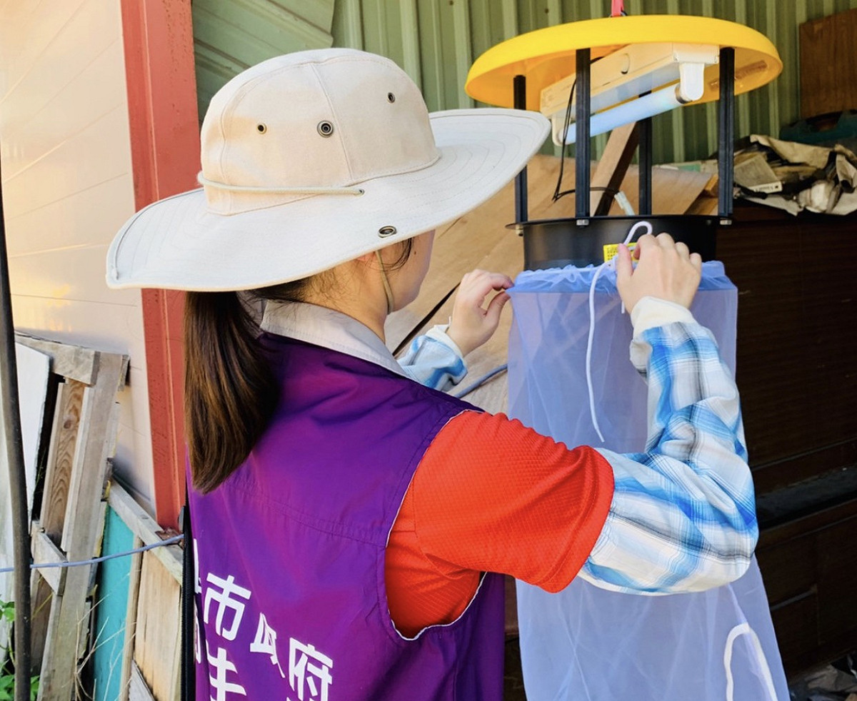 衛生局人員於高風險環境掛設捕蚊燈，降低民眾遭病媒蚊叮咬感染日本腦炎風險。 圖：桃園市政府衛生局/提供