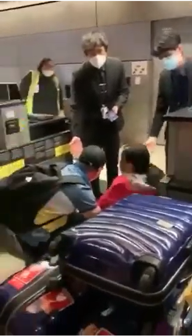 一對美國華人夫婦向航空公司人員下跪，哭著說，「放我們上飛機吧！求你們了！」 圖：擷取自影片