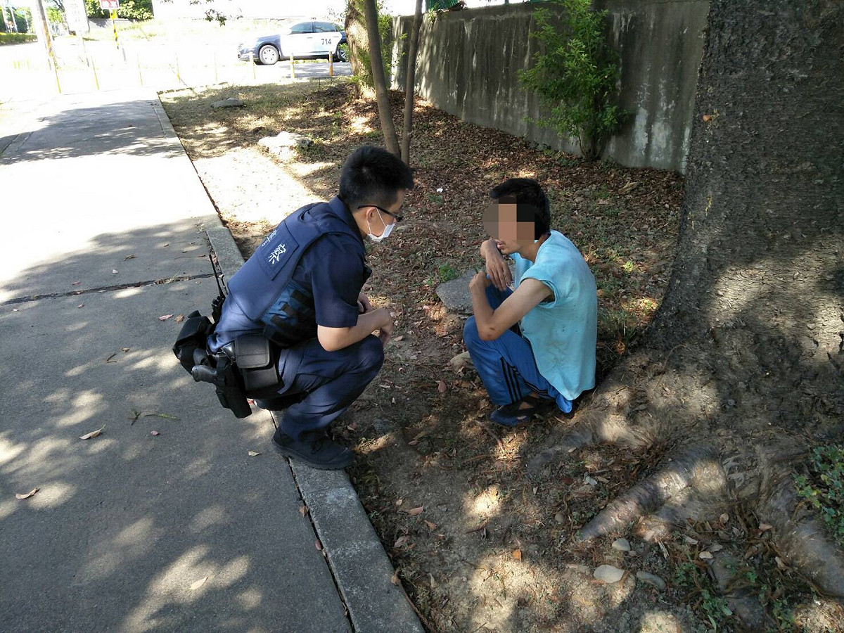 巡邏員警發現侯男記錯領三倍券時間，又因天候高溫久未進食出現中暑現象。 圖：平鎮分局/提供