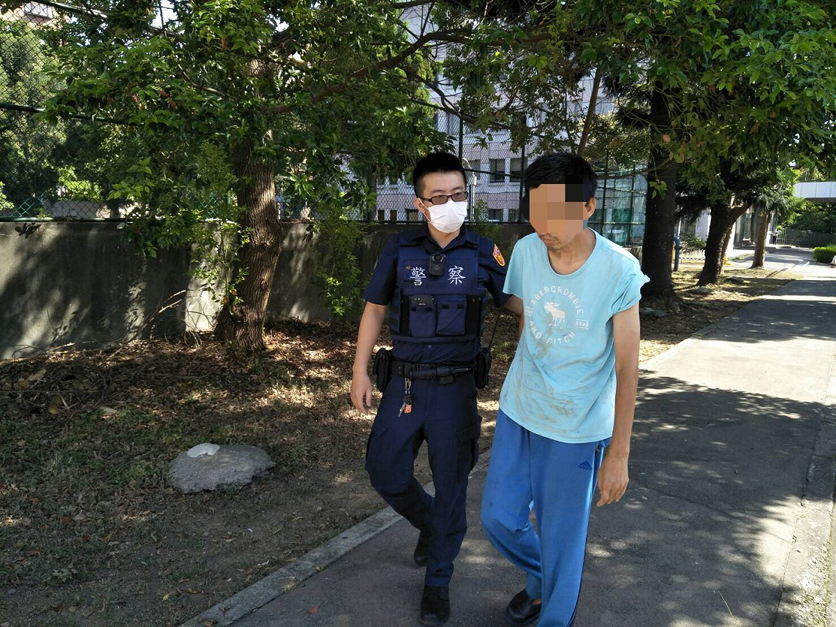平鎮警方先將侯男帶回派出所休息，等候其家人領回。 圖：平鎮分局/提供