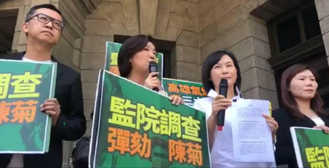 陳麗娜(右二)聲稱陳菊陳涉及氣爆善款三大弊端。 圖：翻攝陳麗娜臉書