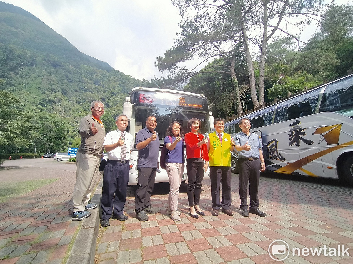 153線公車從高鐵台中站到八仙山免換車，票價只要10元。 圖：復年/攝
