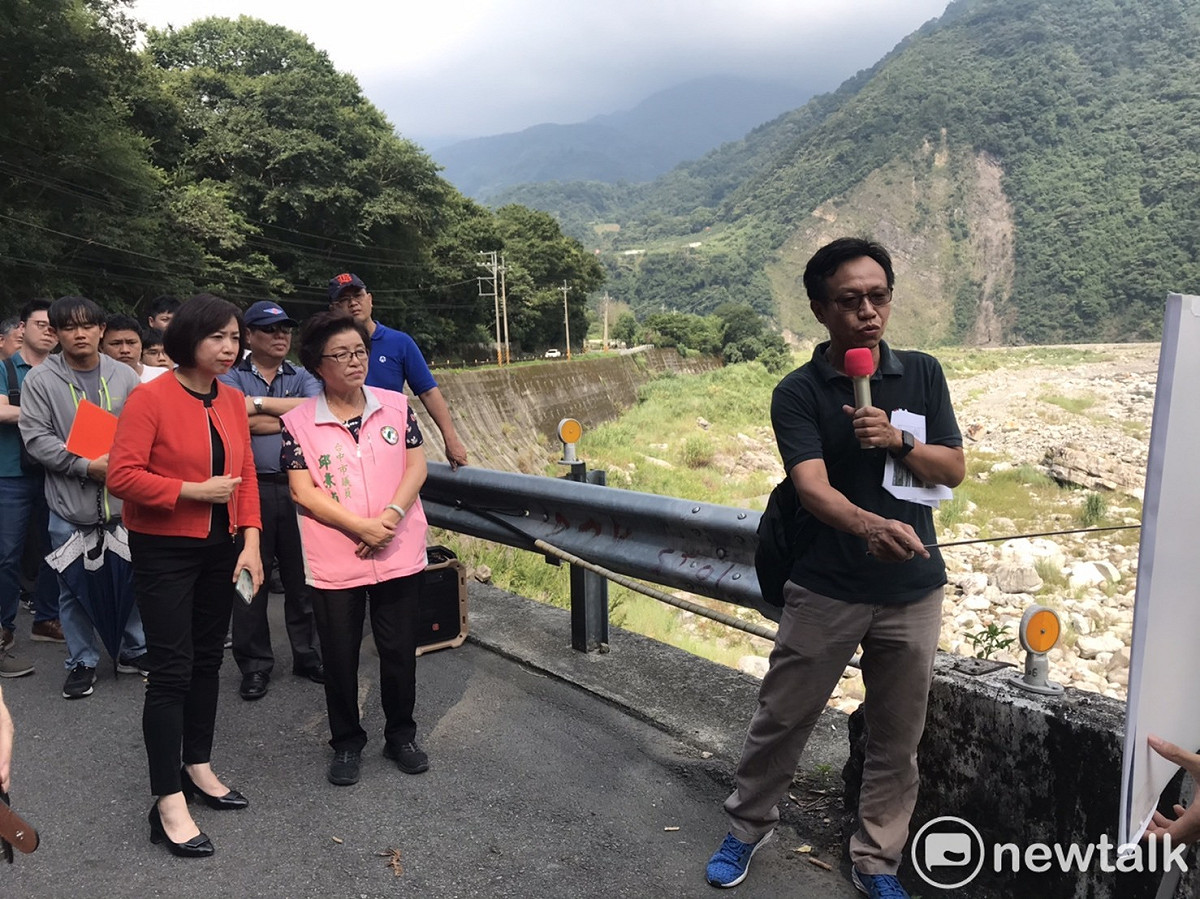 何欣純、邱素貞爭取裡冷二橋重建。 唐復年/攝