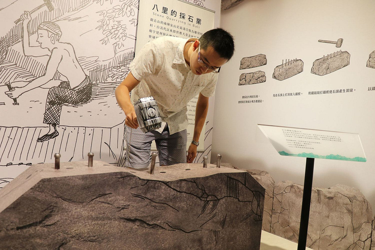 「山水八里—八里人文與自然特展」可動手體驗曾經興盛一時的觀音山打石產業。  圖：十三行博物館提供