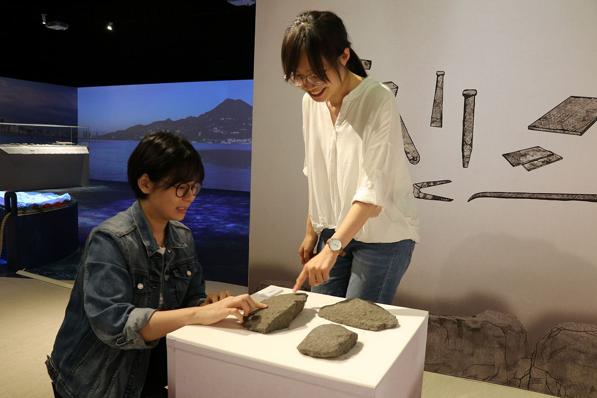 「山水八里—八里人文與自然特展」可親手感受觀音山石的質感。  圖：十三行博物館提供