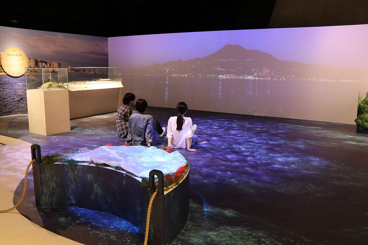 「山水八里—八里人文與自然特展」可淡水河口美景透過投影環景裝置，在展場中呈現。 圖：十三行博物館提供