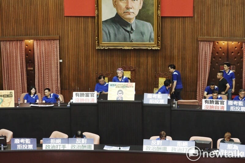國民黨團搶佔立法院議場主席台。 圖：張良一/攝