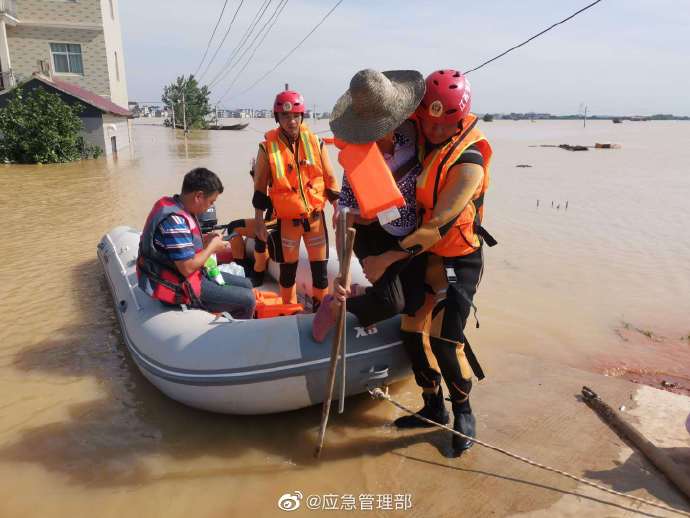 中國連日豪雨造成洪災不斷，目前已3873萬人次受災，緊急撤離224.6萬人，還有141人死亡、失蹤，災情相當慘重。 圖：翻攝自微博