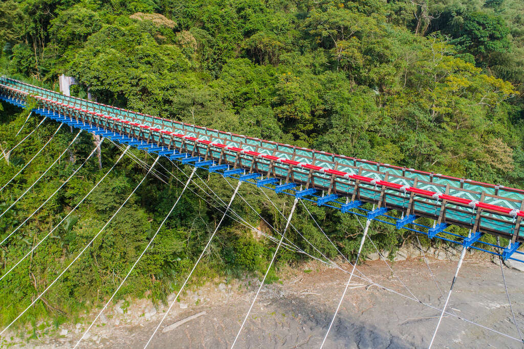 溪口吊橋橋身絢麗，303公尺橫跨大漢溪谷，建好後便成為旅遊新亮點。 圖：翻攝自桃園觀光導覽網