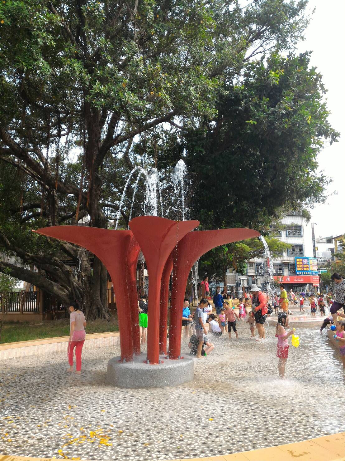 桃園市開放5座公園免費戲水，一路開放到暑假結束。  圖：桃園市工務局／提供