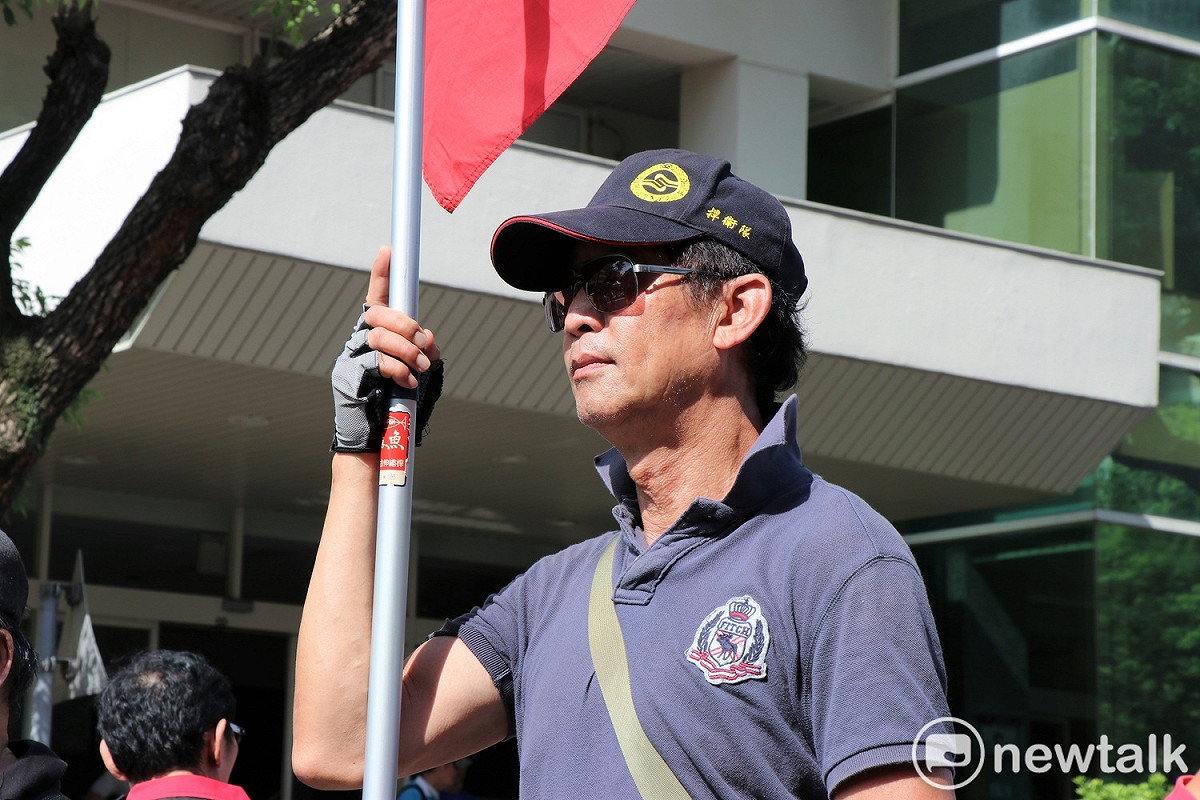 舉旗手高舉中華民國國旗，強調監察院應屬於國家，而非民進黨。 圖：謝孟華/攝