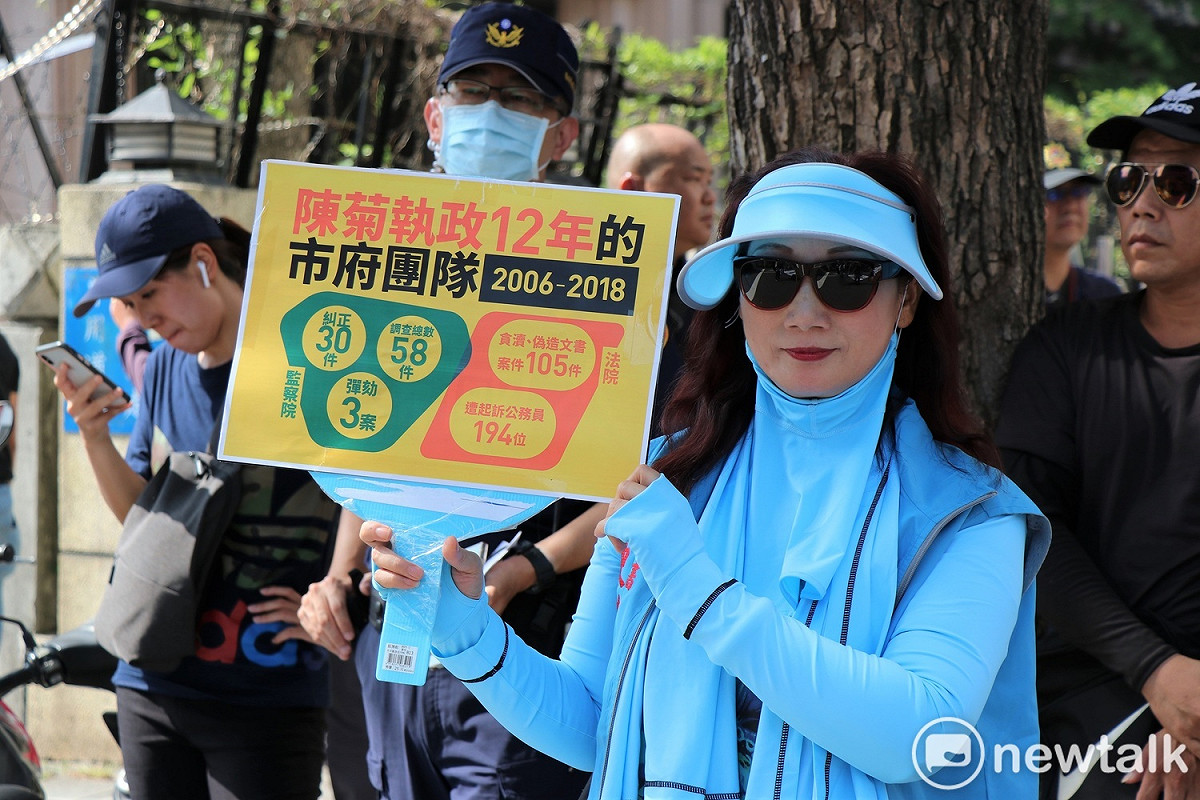 抗議民眾製作文宣，指出陳菊在高雄市長任內的爭議案件超過一百件。 圖：謝孟華/攝