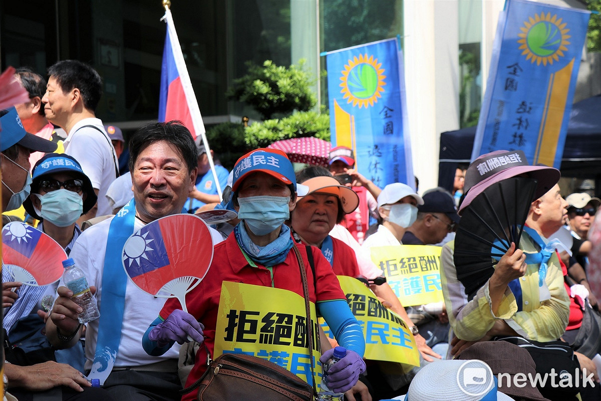 上午天氣十分炎熱，抗議民眾自備鴨舌帽和防曬裝備，做好萬全準備。 圖：謝孟華/攝