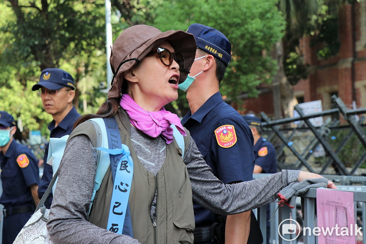 抗議民眾掛上寫著「民心已死」布條，向立法院內喊話，痛批民進黨團作法太囂張。 圖：謝孟華/攝