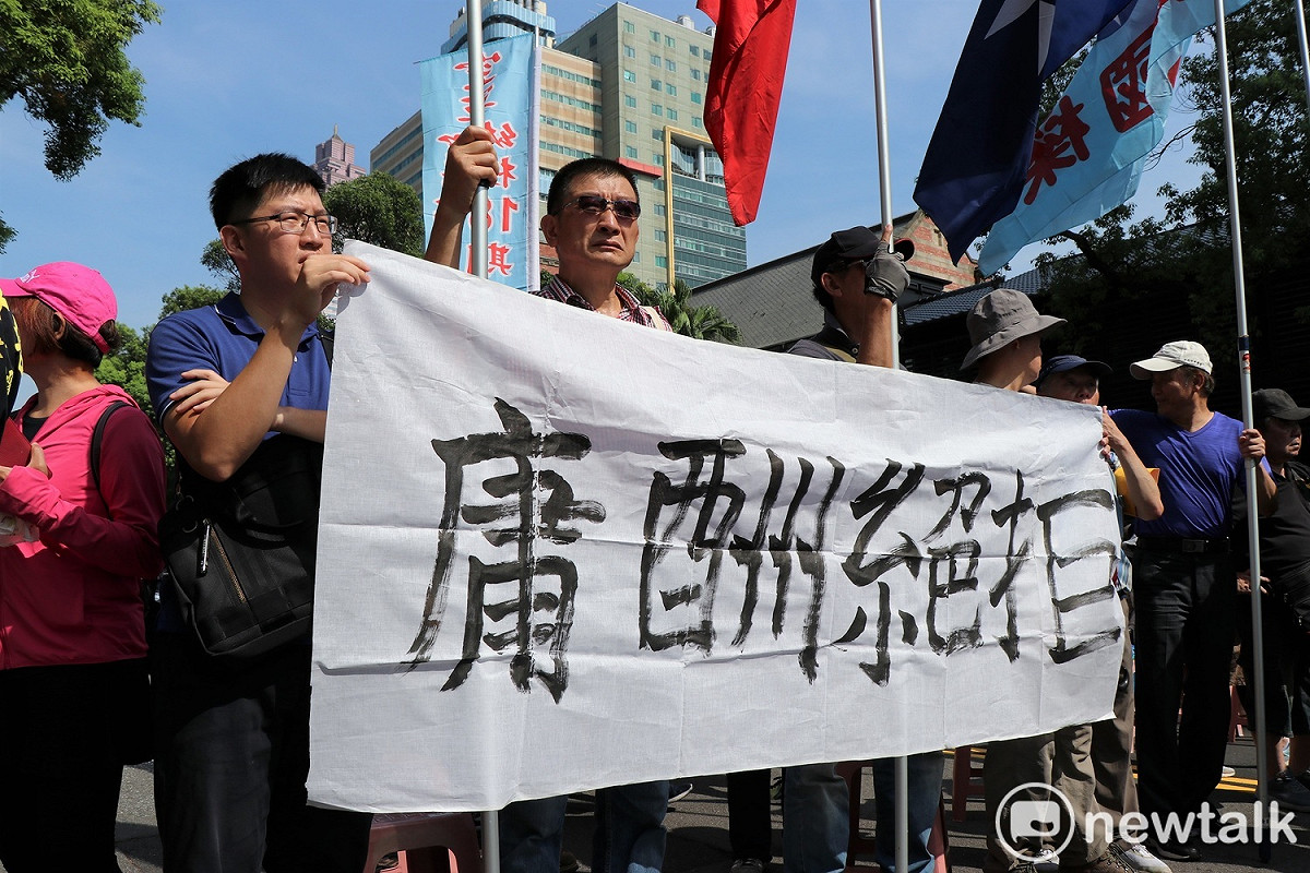 抗議民眾不僅高舉國旗，更拿出「拒絕酬庸」布條，呼籲民進黨從善如流。 圖：謝孟華/攝（資料照）