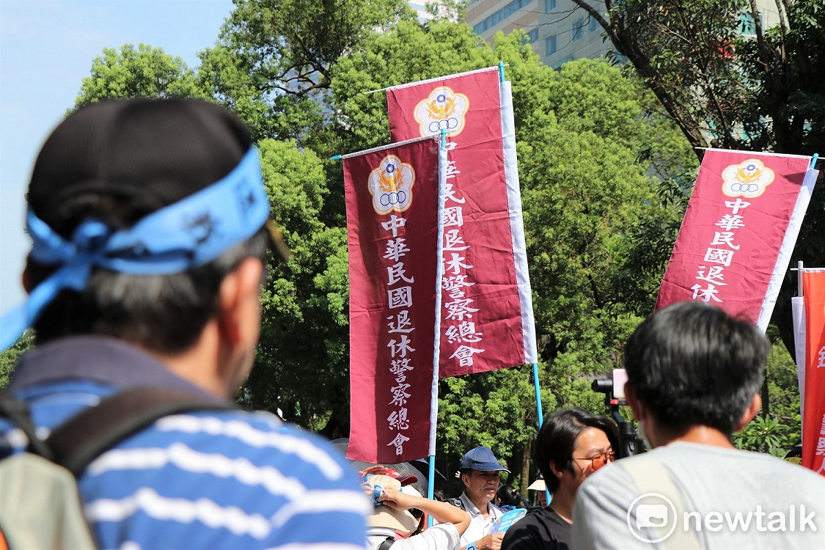 活動現場出現中華民國退休警察總會旗幟。 圖：謝孟華/攝