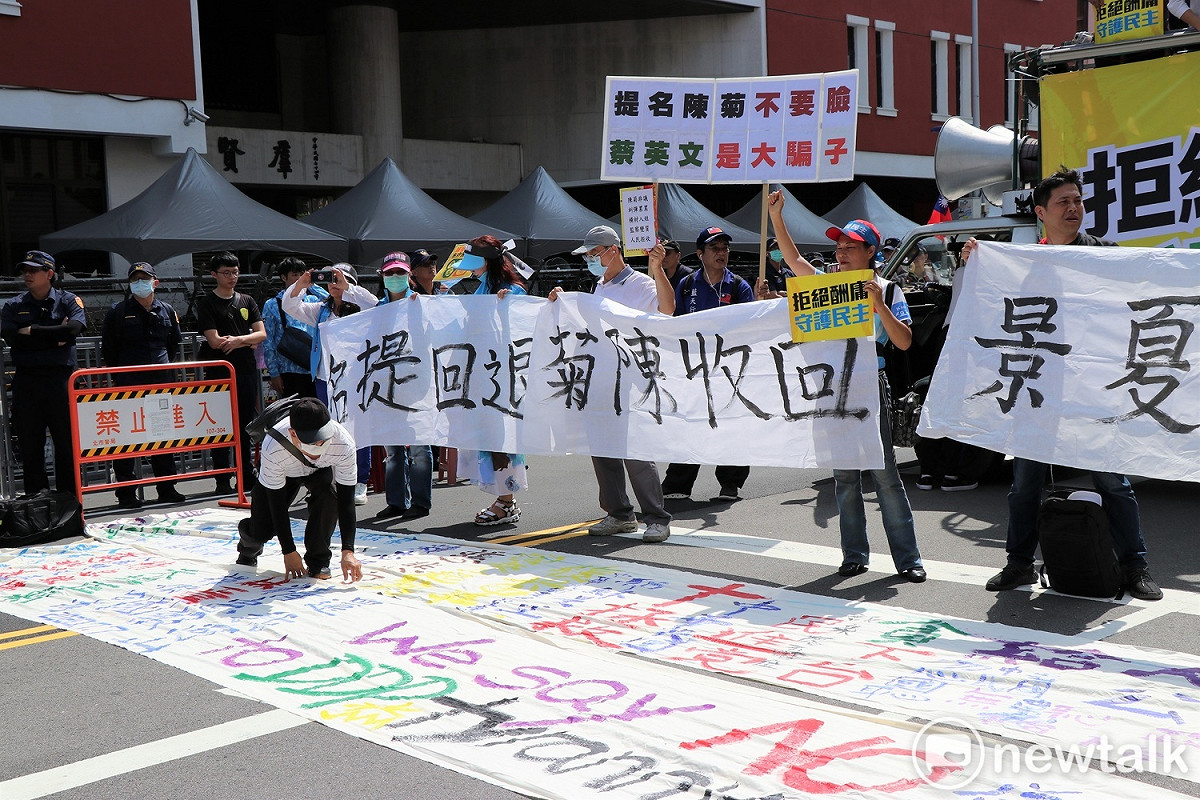 抗議群眾高舉自製旗幟，痛批「提名陳菊不要臉，蔡英文是大騙子」。警察在旁戒護。 圖：謝孟華/攝
