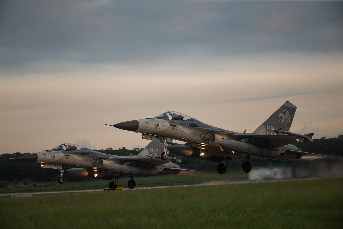 空軍第三聯隊經國號戰機清晨依令緊急升空，執行聯合防空作戰任務。 圖：軍聞社／提供