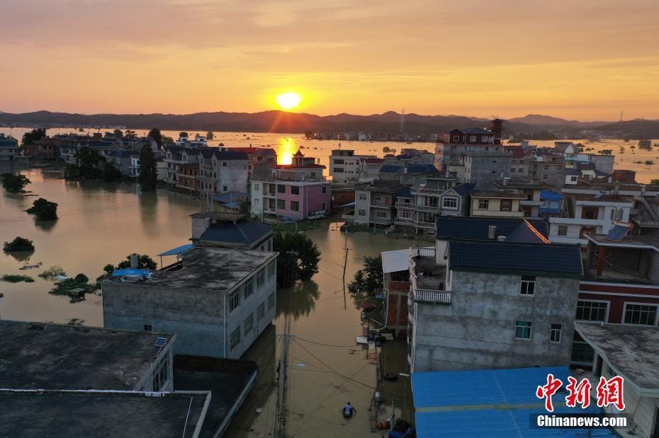 中國境內連日暴雨，造成鄱陽湖周遭住戶房屋淹沒，街道變成河流。 圖：翻攝中新網