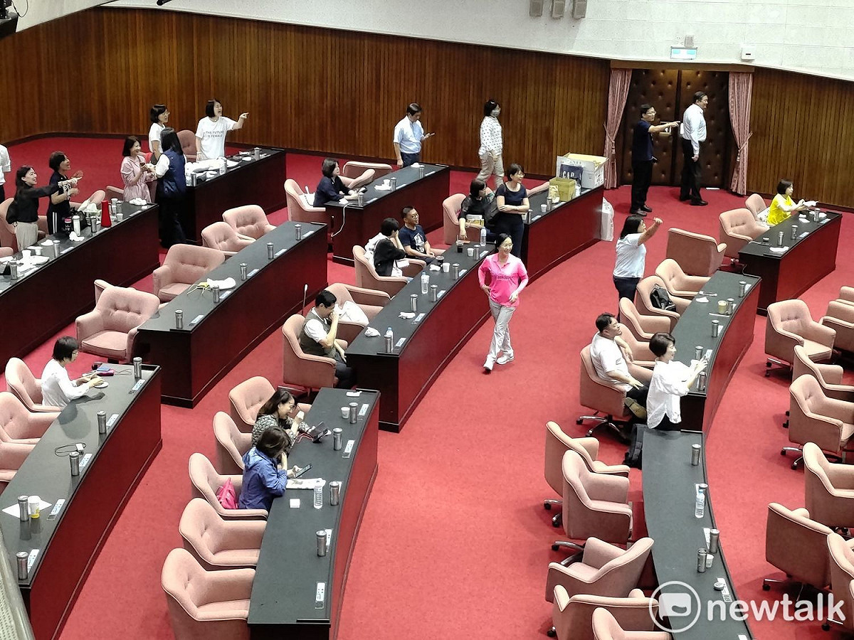 面對國民黨團占據主席台，民進黨立委持續以戲謔言語嗆聲。 圖：黃建豪/攝