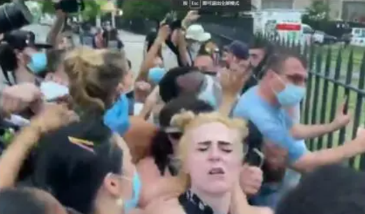 種族衝突激化，支持「黑人的命也是命」的白人女性在衝突中被打暈。 圖 : 翻攝自示威者Twitter。