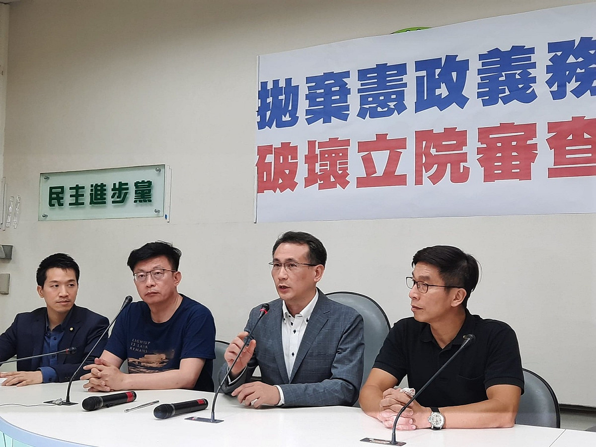 民進黨團召開「拋棄憲政義務　破壞立院審查」記者會。 圖：陳佩君／攝
