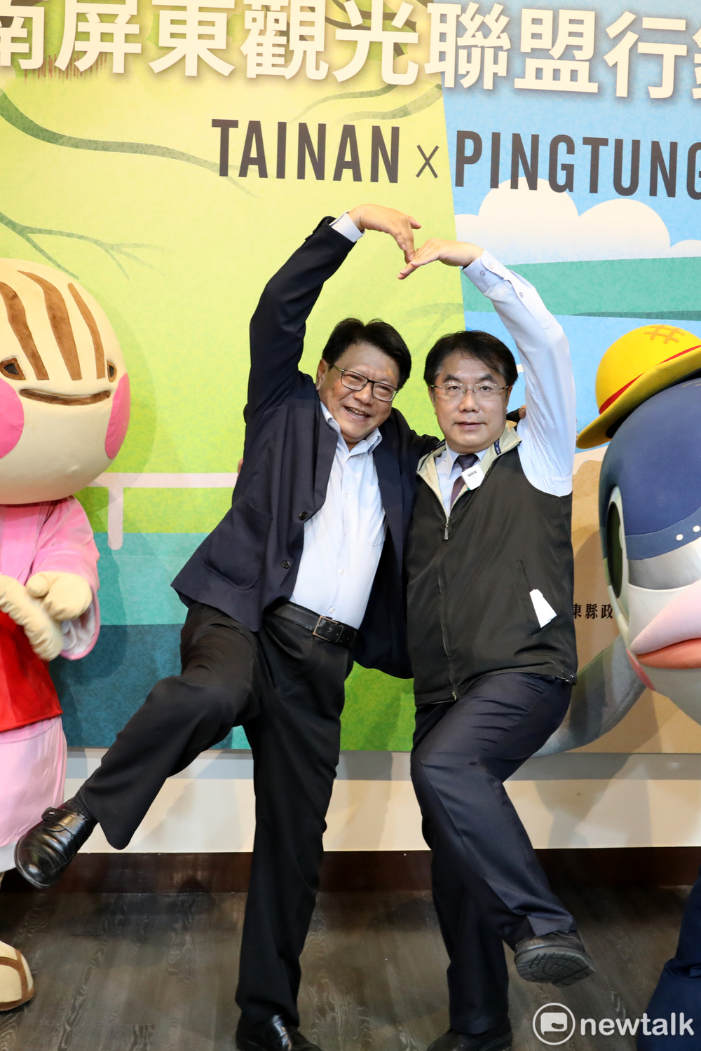 為產生1加1大於2的觀光旅遊效益，台南與屏東兩縣市強強聯手，帶頭振興南台灣觀光旅遊。台南市長黃偉哲與屏東縣長潘孟安在台北市長官邸藝文沙龍表演廳組成觀光聯盟陣營。 圖：台南市政府提供