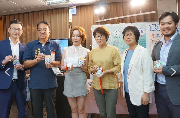 臺東縣長饒慶鈴(右三)升級大武鄉、關山鎮與東河鄉為智慧社區，將利用臺東親安御守的定位技術獲知使用者位置，讓異地家人與肩負照顧責任的親屬，可遠端即時掌握長輩的健康與安全 圖/臺東縣政府提供