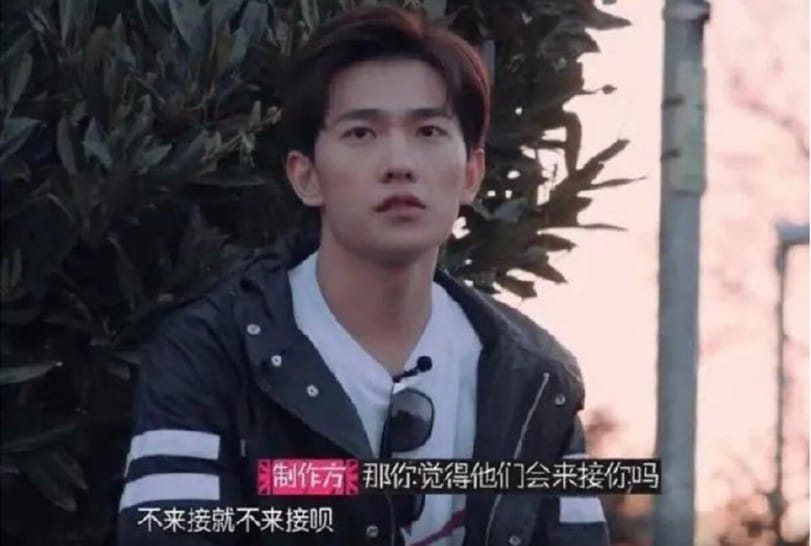五年前的《花兒與少年２》讓楊洋留下陰影，楊洋迷路，深夜坐在異國街邊。 圖：翻攝自芒國TV《花兒與少年2》