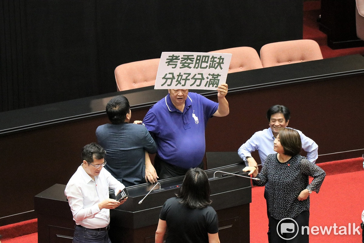 國民黨立委陳雪生。(圖中舉牌男) 圖：謝孟華/攝(資料照片)