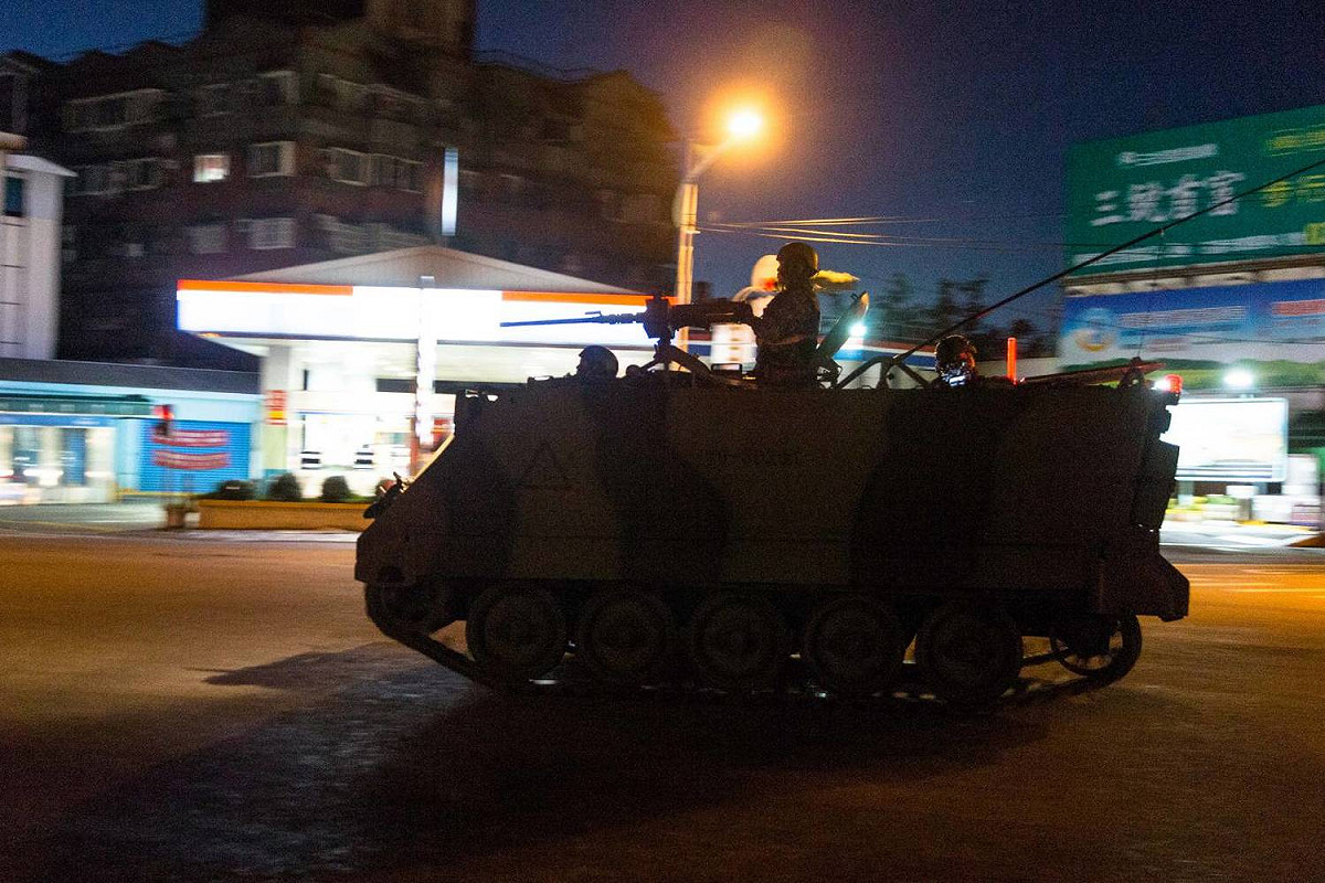 M113人員運輸車清晨4點在花蓮市區內快速機動。 圖：軍聞社／提供