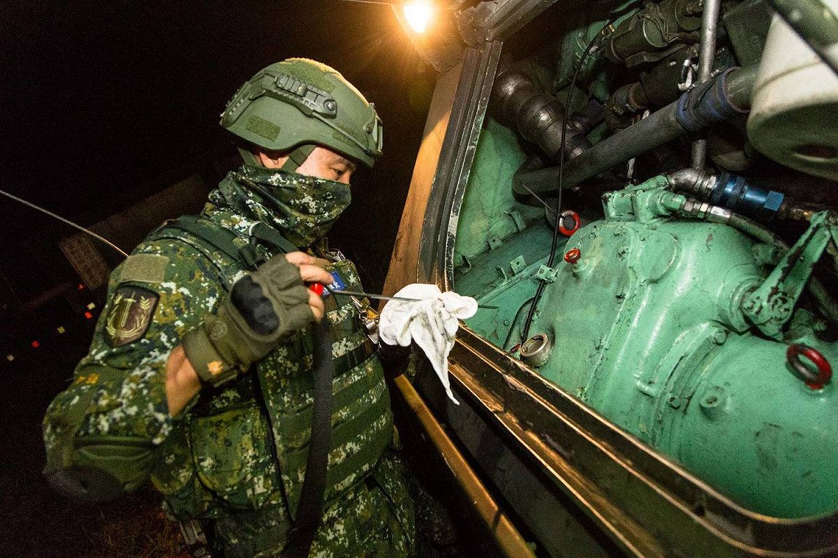 機步營官兵進行機動前裝備檢查作業。 圖：軍聞社／提供