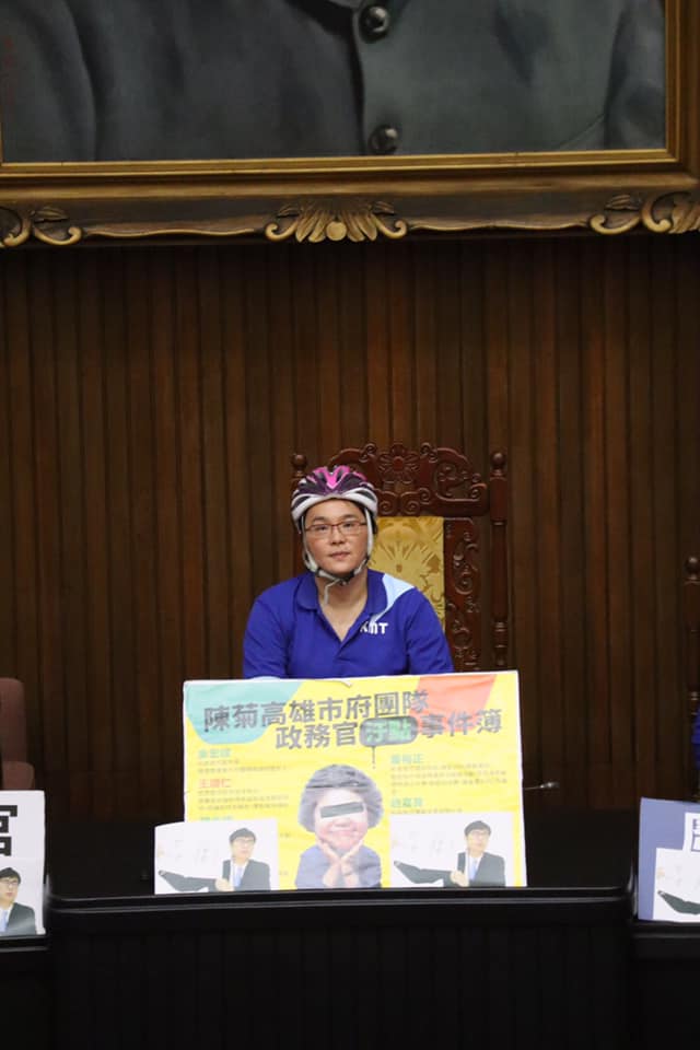 陳玉珍「全副武裝」坐鎮主席台。 圖：翻攝自陳玉珍臉書
