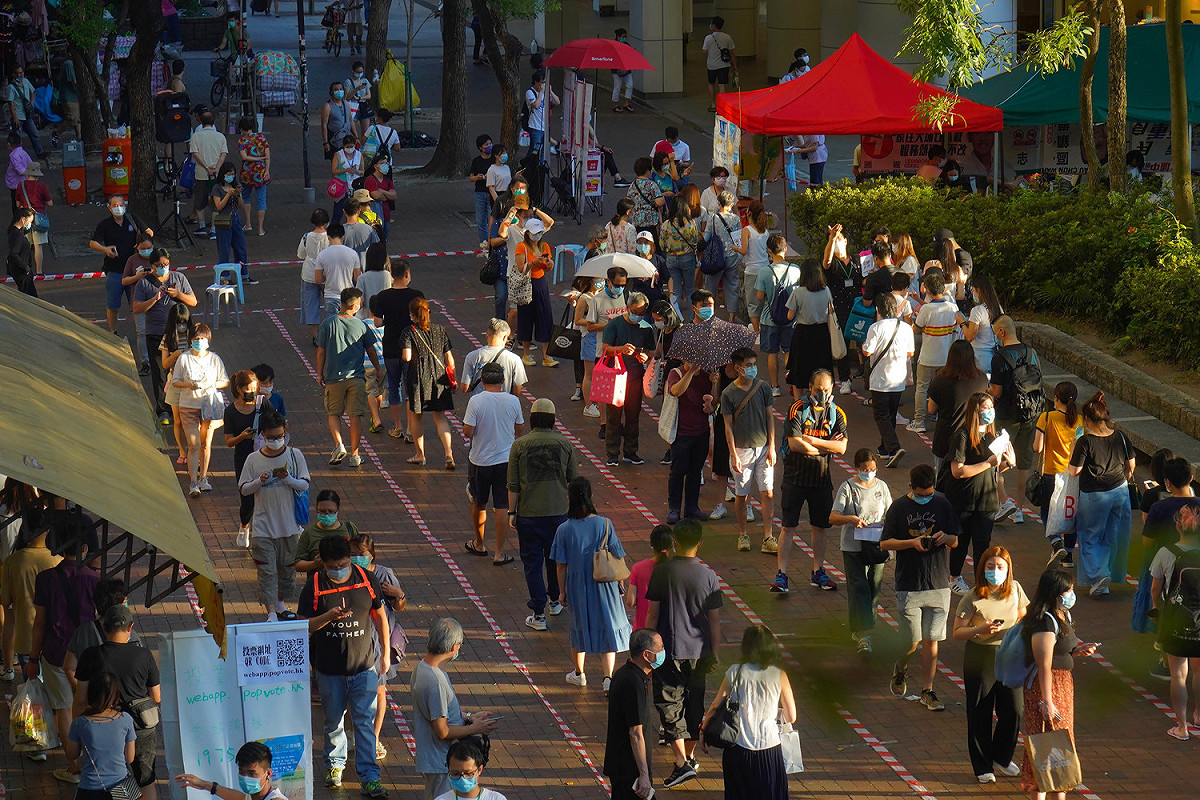 香港這場選舉有超過600,000人在假日參與民主派的初選，決定哪些人在九月的選舉中成為親民主派候選人，進入香港的立法會。 圖：達志影像 / 美聯社