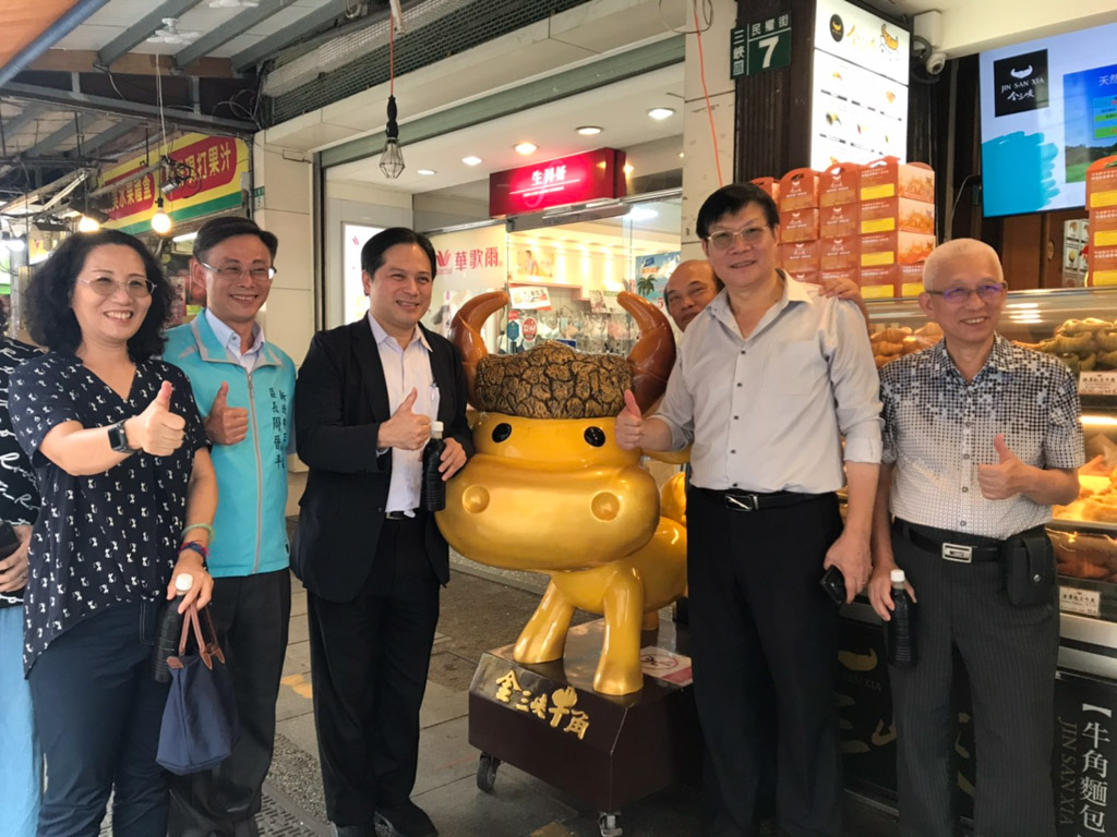 副市長吳明機走訪三峽商圈。 圖：新北市政府經發局/提供