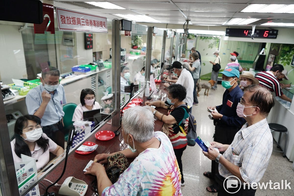 根據中華郵政統計，今（18）日三倍券銷售狀況大致良好，共銷售99萬2348份（資料照片） 圖：張良一／攝