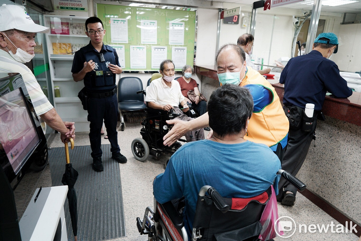 郵局領散倍券被反應沒有顧及老弱人士的需求，應另設專人協助，郵局表示將設置愛心櫃檯及愛心鈴。 圖：張良一／攝