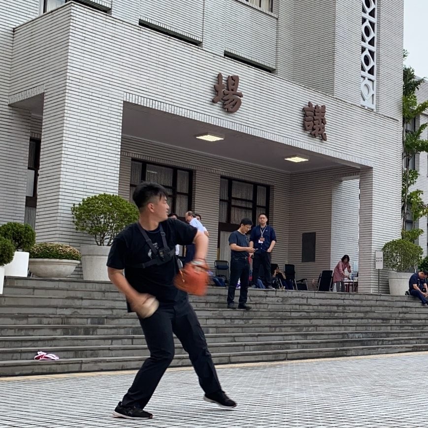平時就有打壘球習慣的陳柏維，在臉書貼出於議場外投壘球的照片。 圖:翻攝自3Q陳柏惟臉書