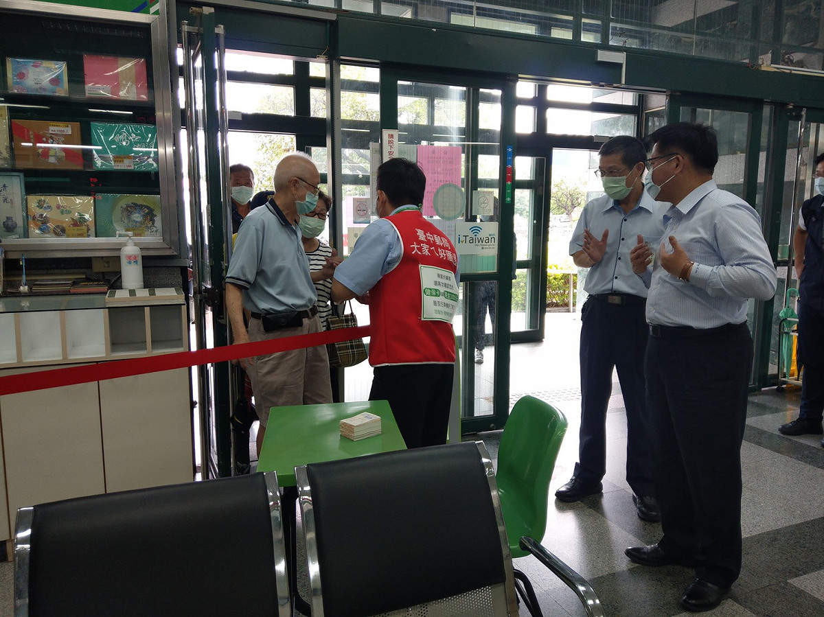 林佳龍親自跟民眾解說需要攜帶什麼。 圖：交通部/提供